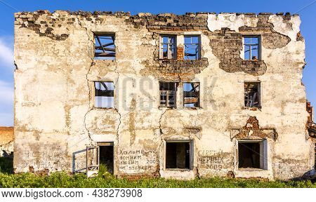 Khalmer-yu, Russia. July 21, 2021, Letterings On The Walls Of A Destroyed House In The Adandoned Set