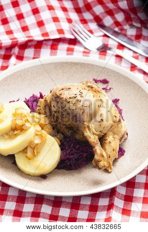 carne di anatra con cavolo rosso e dumlings di patate