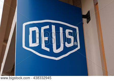 Bordeaux , Aquitaine France - 10 25 2021 : Deus Ex Machina Logo Text And Brand Sign Store Of Fashion