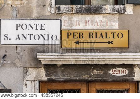 Venice, Italy - July 2, 2021: Signage Ponte S. Antonio - Bridge Of San Antonio - And Arrow To Rialto