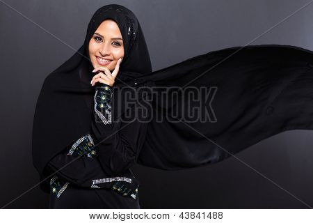 módní Arabská žena na černém pozadí