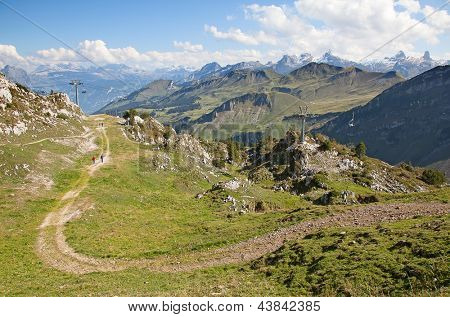 Wandelen in de Zwitserse Alpen in de buurt van Stoos