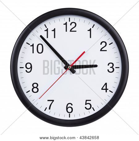 オフィスの時計は正確に 3 時間です。