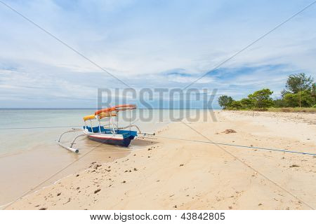 Barca da pesca nella baia sull'isola di Gili Air di Bali, Indonesia