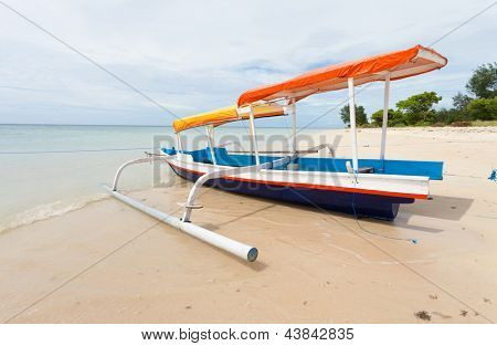 Barca da pesca nella baia sull'isola di Gili Air di Bali, Indonesia