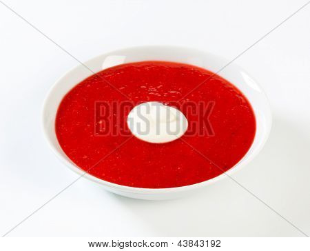 frische pürierten Erdbeeren mit Sahne löschen