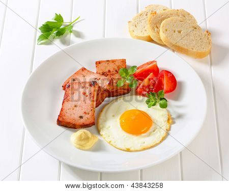 smažená vejce s leberkase a rajčaty
