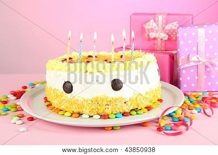 Happy birthday cake i prezenty, na różowym tle