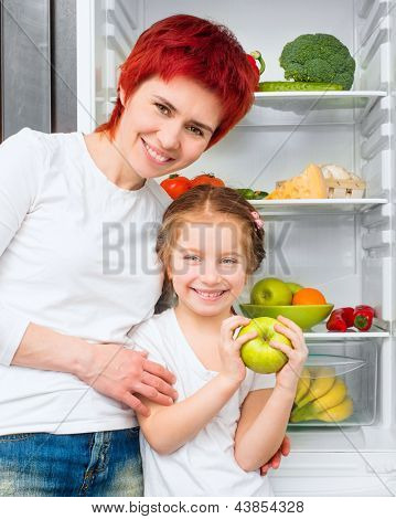 Madre e hija con manzana