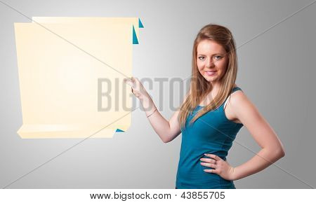 Baeutiful junge Frau halten weiße Origami papier textfreiraum