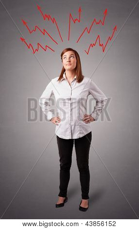 Junge Frau stehen und denken mit Pfeilen overhead