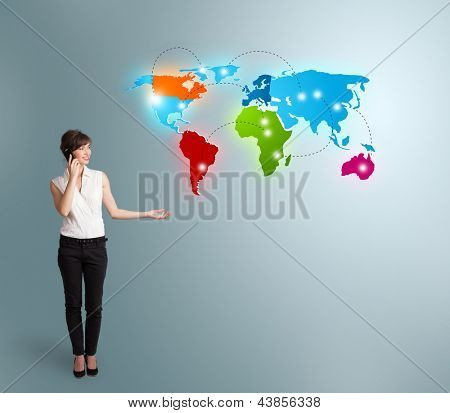 다채로운 세계 지도 함께 전화를 만드는 아름 다운 젊은 여 자가