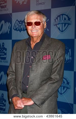LOS ANGELES - 21. März: Adam West kommen bei Batman Product Line starten bei der Kernschmelze-Comics auf 