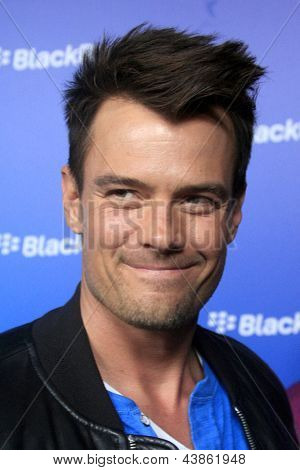 LOS ANGELES - MAR 20: Josh Duhamel ankommer til den amerikanske lancering af Blackberry Z10 Smartphone på den