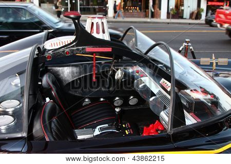 LOS ANGELES - MAR 21: Batmobile arriva presso la linea Batman prodotto lanciare il Meltdown Comics su