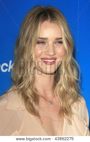 LOS ANGELES - MAR 20: Rosie Huntington-Whiteley ankommer til den amerikanske lancering af Blackberry Z10 Smart