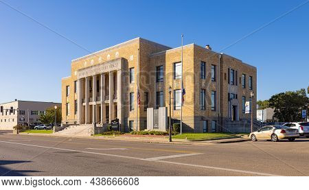 Kennett, Missouri, Usa - October 18, 2021: The Historic Dunklin County Courthouse