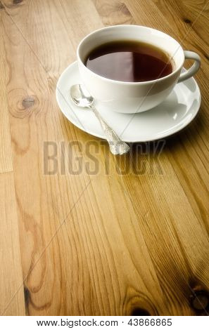 Tazza di tè su fondo in legno con spazio copia