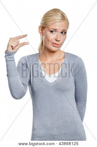 Chica mostrando pequeña cantidad de algo con los dedos, aislados en blanco