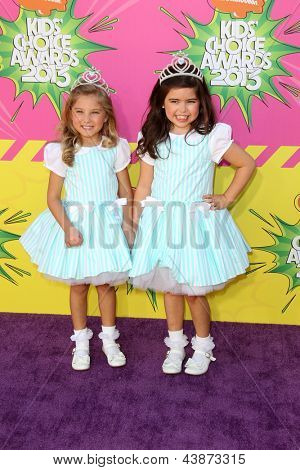 LOS ANGELES - MAR 23: Rosie McClelland, Sophia Grace Brownlee dorazit na Nickelodeon 26 roční K