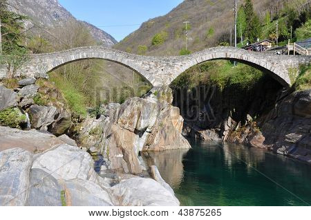 Salti most Ponte dei Lavertezzo, Švýcarsko
