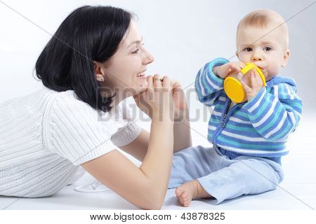 Ung mor med hendes baby studio skud