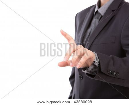 Toccando uno schermo immaginario su sfondo bianco, un uomo d'affari