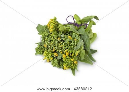 Buket taze broccolini beyaz zemin üzerine