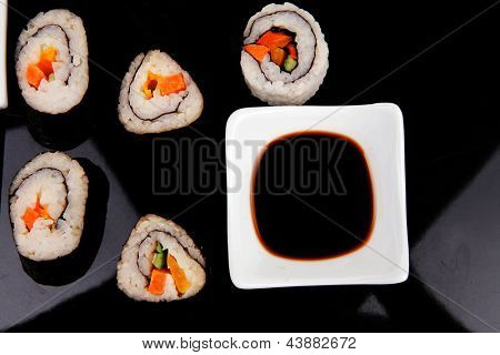 Sushi Maki Roll vihanneksia ja lohen sisällä. musta levy soysauce ja wasabi. Japane