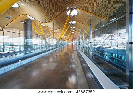 MADRID - 7 marzo: Corridoio in aeroporto Barajas di Madrid il 7 marzo 2012 a Madrid, Spagna. Madrid Baraja