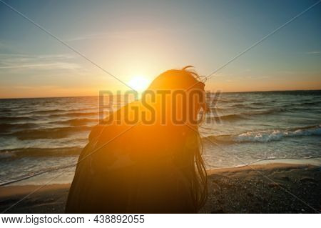 Siluet Wanita Yang Duduk Di Pingir Pantai