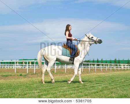 Pige overskrævs en hest på en Hippodrome