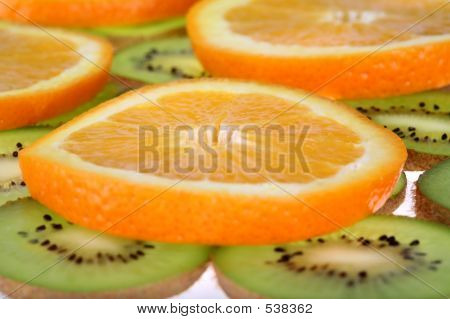 배경 오렌지와 키 위