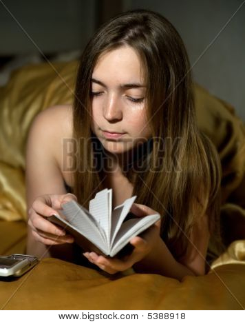 Dívka s telefonním