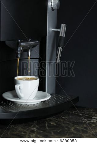 Versando Espresso in una tazza di caffè