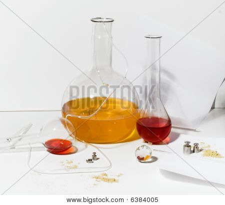 Položky z laboratorních chemiky.