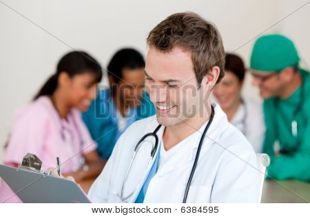 Joven hombre Doctor sonriendo a la cámara