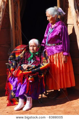 Kızı ile çok eski Navajo kadın