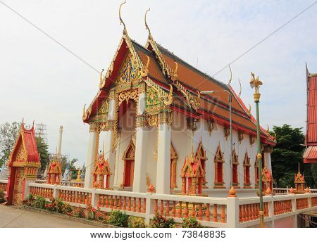 temple at Wat Tham Chariya