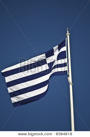 Den græske nationale flag på toppen af det græske parlament
