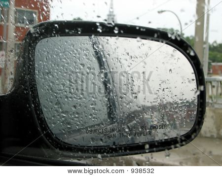 Auto hinten Spiegel mit Regentropfen