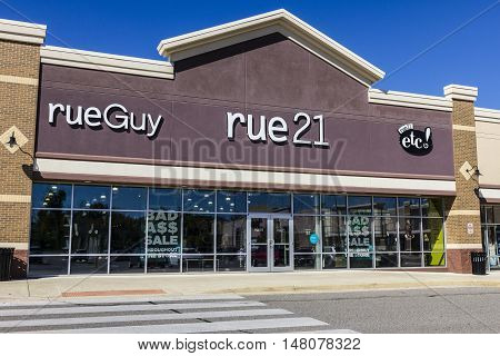 Ft. Wayne - Circa September 2016: rue21 Retail Strip Mall Location. rue21 is owned by Apax Partners I