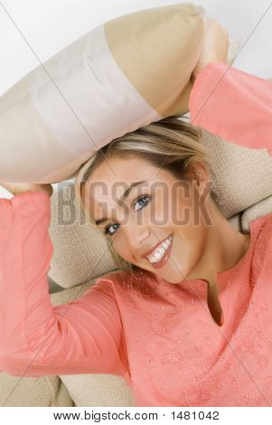 Fille blonde sur canapé