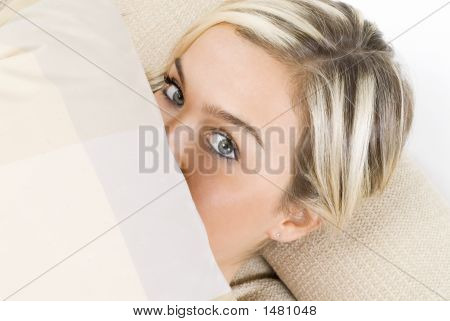 Fille blonde sur canapé