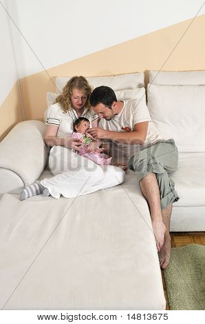 행복 한 젊은 가족 및 귀여운 작은 녀 실내 초상화