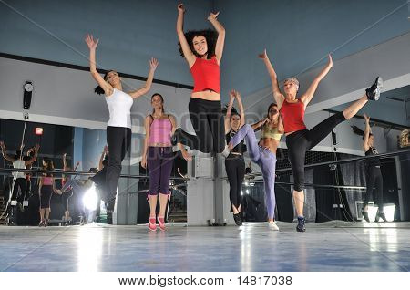 gorup das meninas no estúdio de fitness saltando no ar