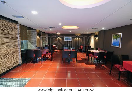 ristorante caffè coperto con mobili in legno di lusso