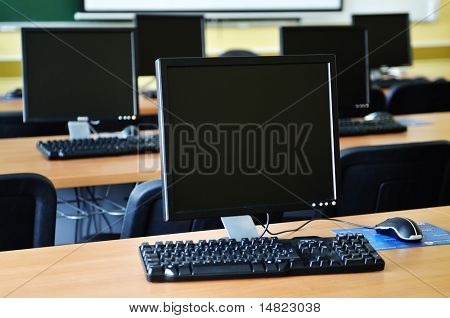 nuovo computer con monitor tft in Aula moderna a scuola