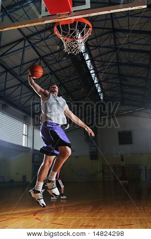 bir sağlıklı genç adam oyna Basketbol Okulu spor salonunda kapalı