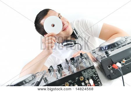 mladý dj muž se sluchátky a kompaktní disk dj zařízení